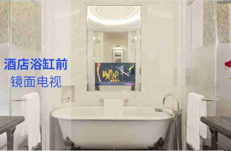 谭新萍(左)与村民一同直播销售当地农特产品。人民网 孔文进摄